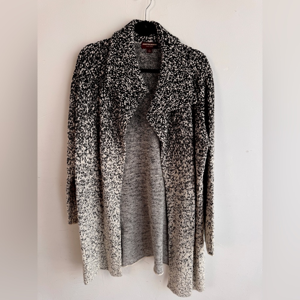 Johnston & Murphy Sweater … Size L … Black & White ..